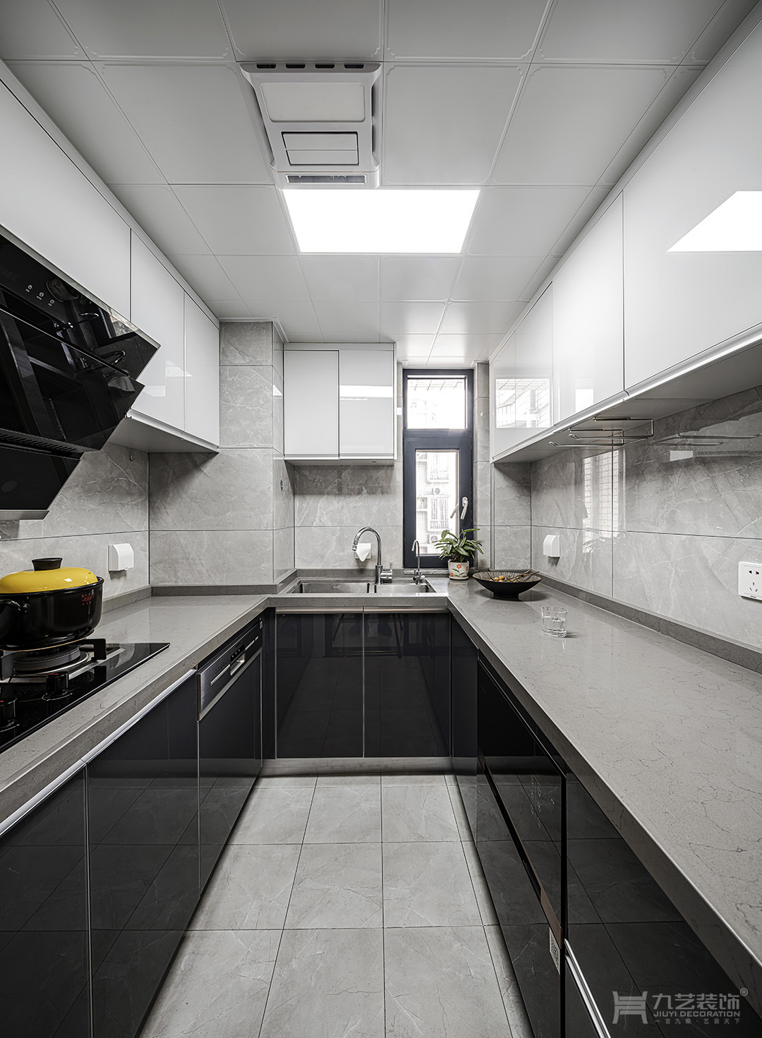 黑白色调的现代简洁厨房