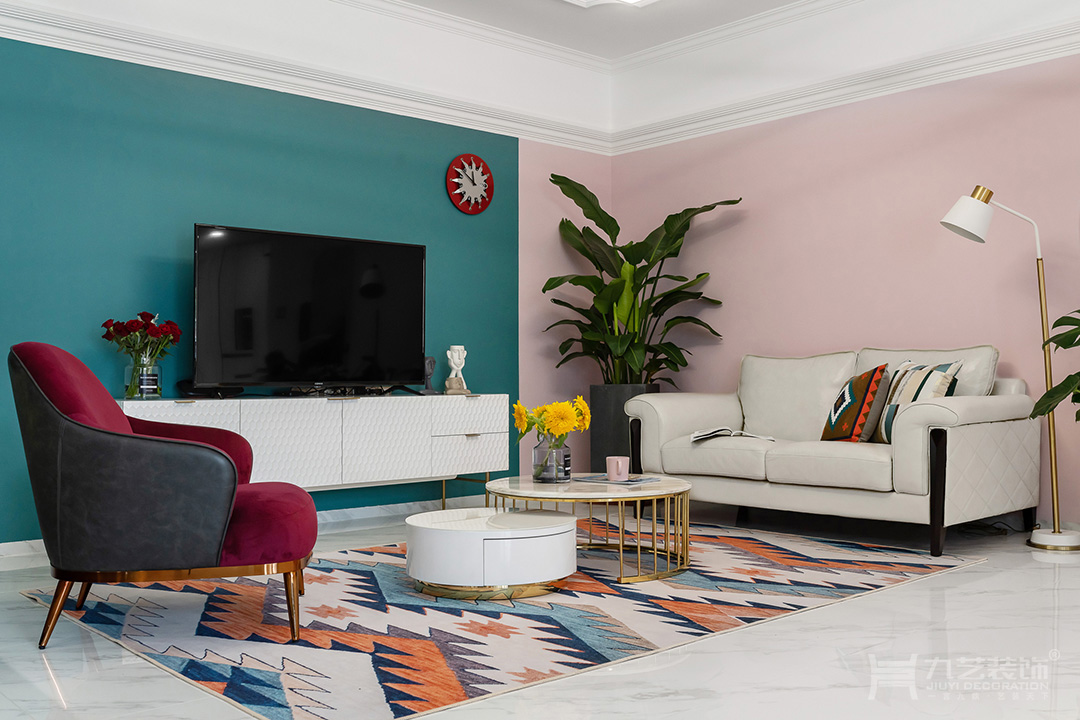 客厅使用了丰富的色彩和几何图案