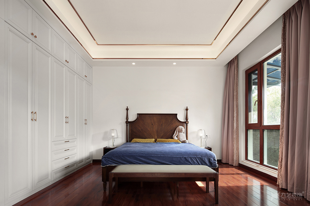 以白色墙面搭配暖棕色实木家具和地板