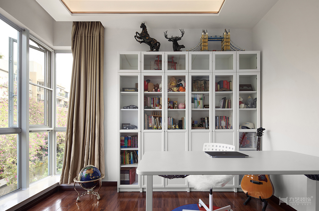 书房白色家具搭配暖棕色实木地面